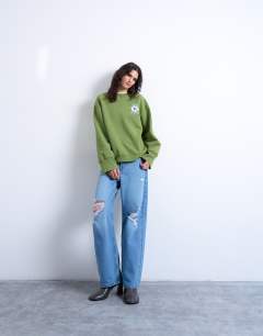Model wearing Graphic de flores back print oversized sweatshirt in green