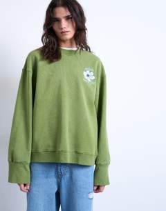 Model wearing Graphic de flores back print oversized sweatshirt in green