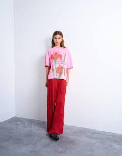 Model wearing Graphic floral print oversized tee in pink