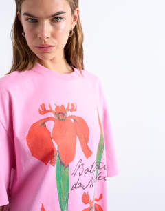 Model wearing Graphic floral print oversized tee in pink