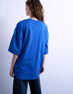 Model wearing Graphic New York oversized tee in cobalt blue