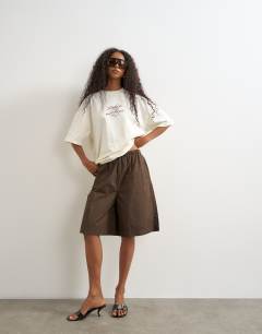 Model wearing Graphic oversized t shirt in ecru