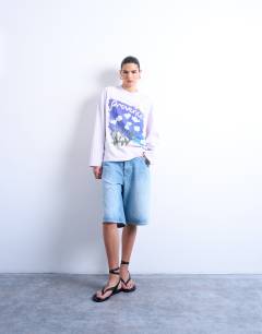 Model wearing Graphic Provence skater tee in lilac