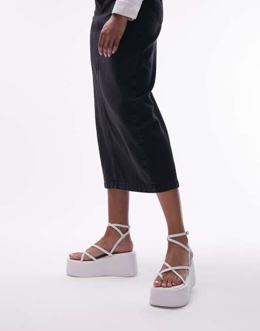 Topshop – Greta – Riemchensandalen in Weiß mit flacher Plateausohle, weite Passform