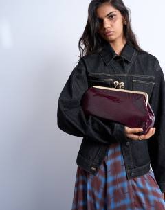 Model wearing Gretchen clutch grab back in burgundy