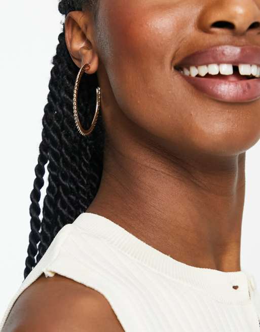 Topshop – Große Creolen in Goldoptik mit verdrehter Vorderseite