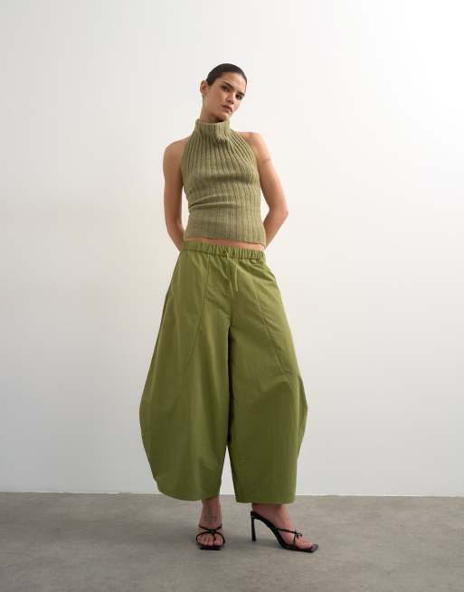 Topshop – Gröna, ovala, halvlånga byxor i oversize och techstil, 5 av 5