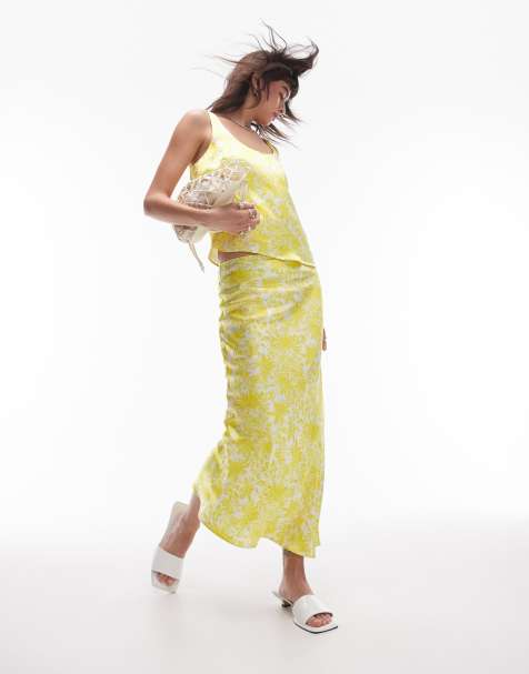Topshop – Gulblommig, diagonalskuren minikjol i satin, del av set - view 1