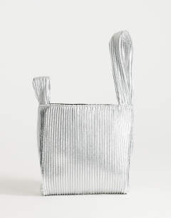 Model wearing Gwyn ribbed grab bag in silver