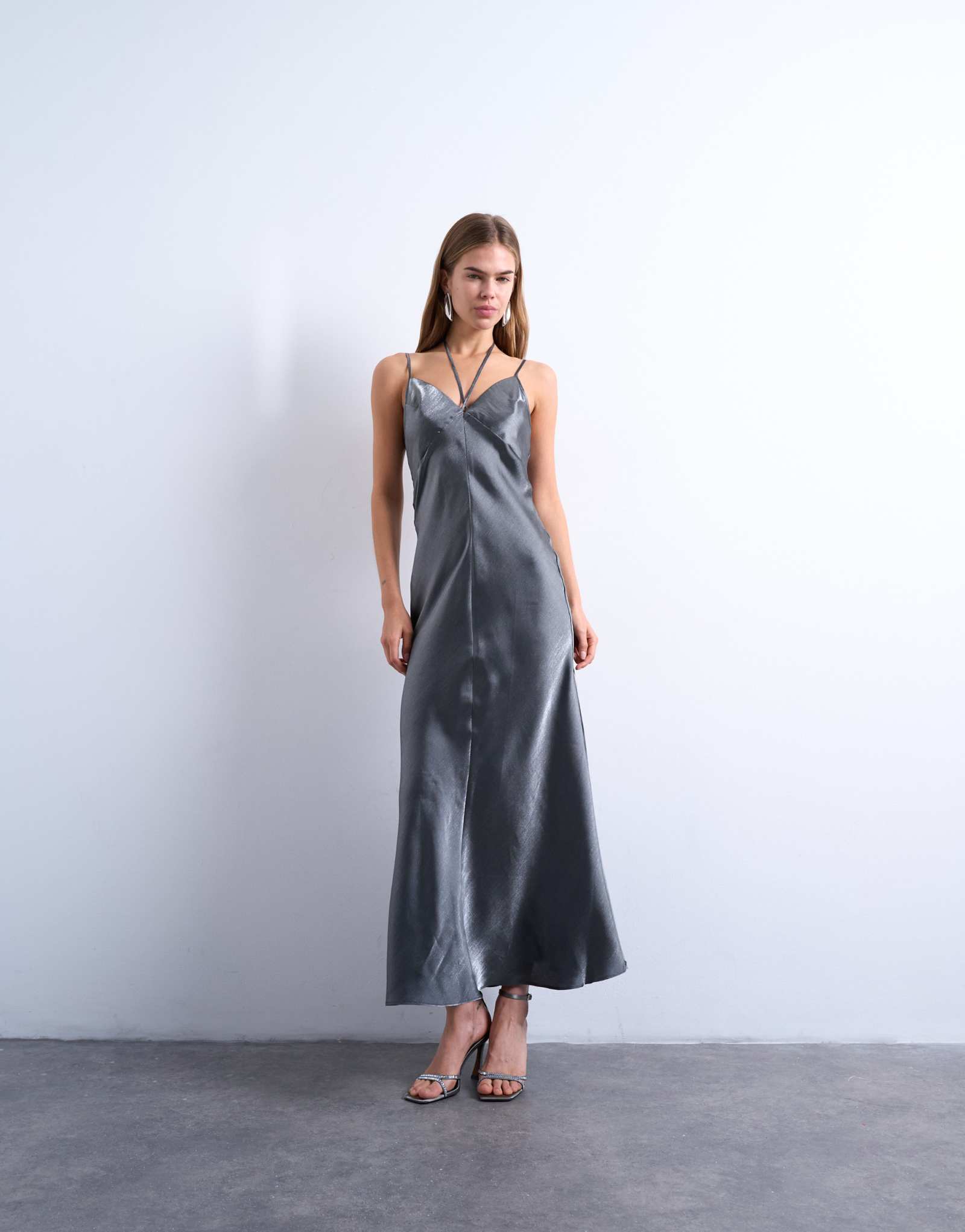 Серебристое макси-платье-комбинация liquid metallic с завязкой на шее от Topshop серебристого цвета