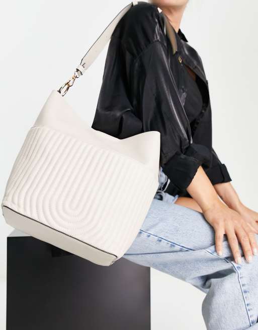 Topshop – Hattie – Miękka torba na ramię w kolorze złamanej bieli z pikowaną kieszenią