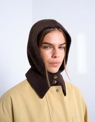 Topshop - Hayley - Balaklava in Schokobraun mit Knöpfen-Brown