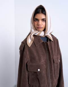 Model wearing Heidi knitted headscarf in cream & taupe