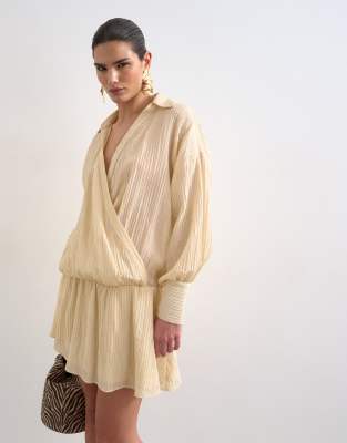 Topshop - Hemdblusenkleid in strukturiertem Wollweiß mit tief angesetzter Taille und Wickeldesign