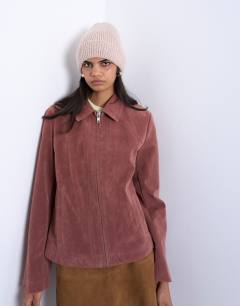 Model wearing Henry ribbed beanie in beige