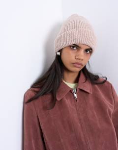 Model wearing Henry ribbed beanie in beige
