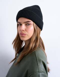 Model wearing Henry ribbed beanie in black