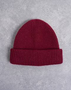 Model wearing Henry ribbed beanie in burgundy