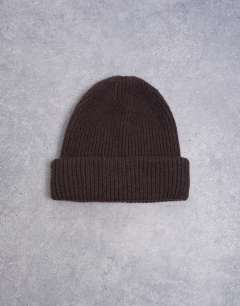 Model wearing Henry ribbed beanie in chocolate