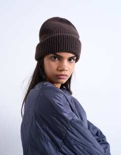 Model wearing Henry ribbed beanie in chocolate