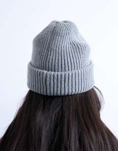 Model wearing Henry ribbed beanie in grey
