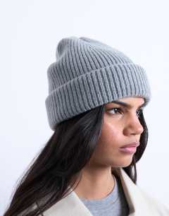 Model wearing Henry ribbed beanie in grey