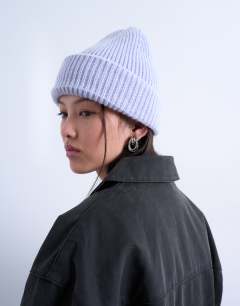 Model wearing Henry ribbed beanie in lilac
