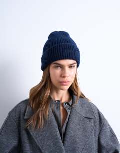 Henry ribbed beanie in navy