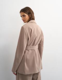 Model wearing High break belted blazer in beige