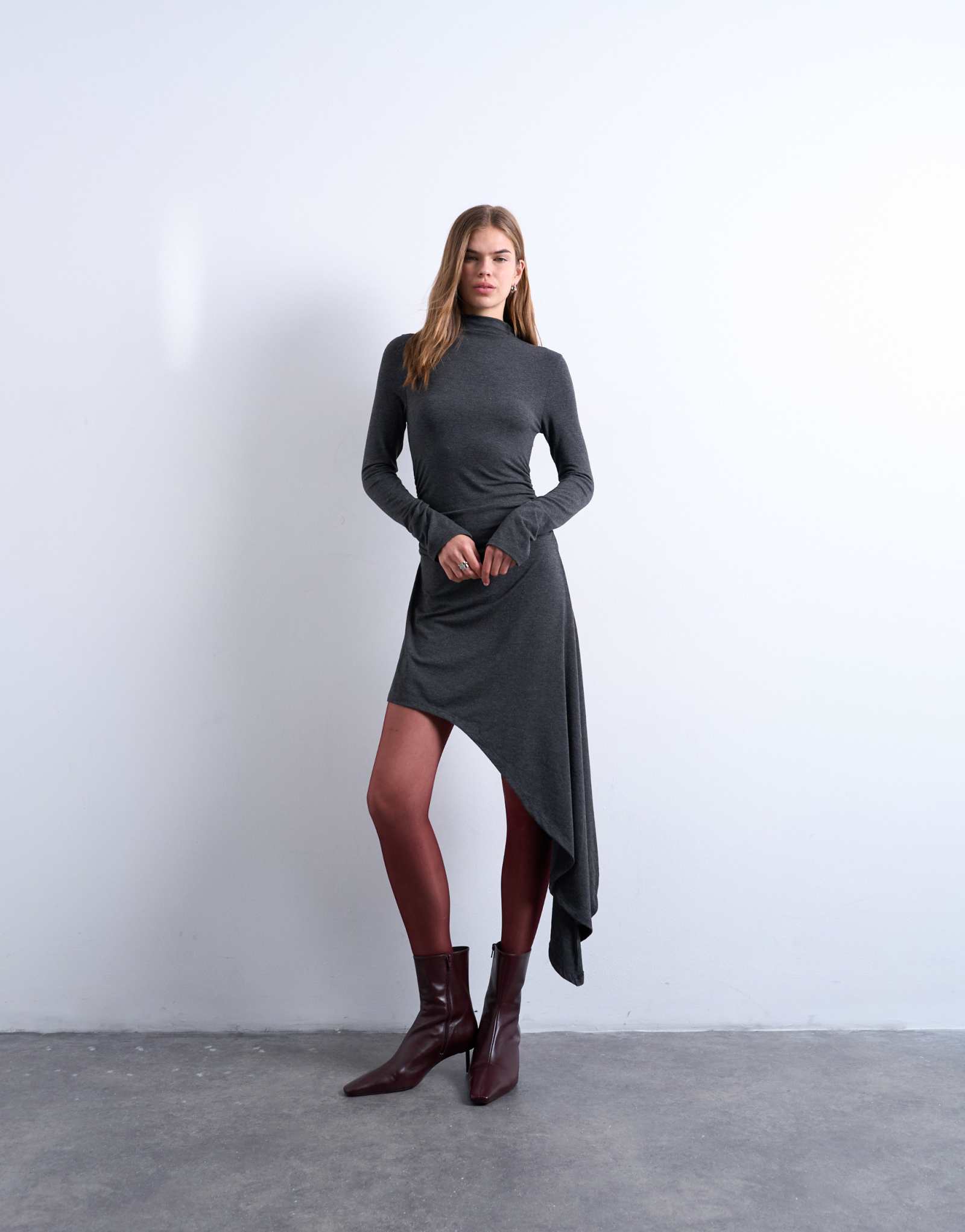Мини-платье Topshop с высоким вырезом и асимметричным подолом темно-серого цвета