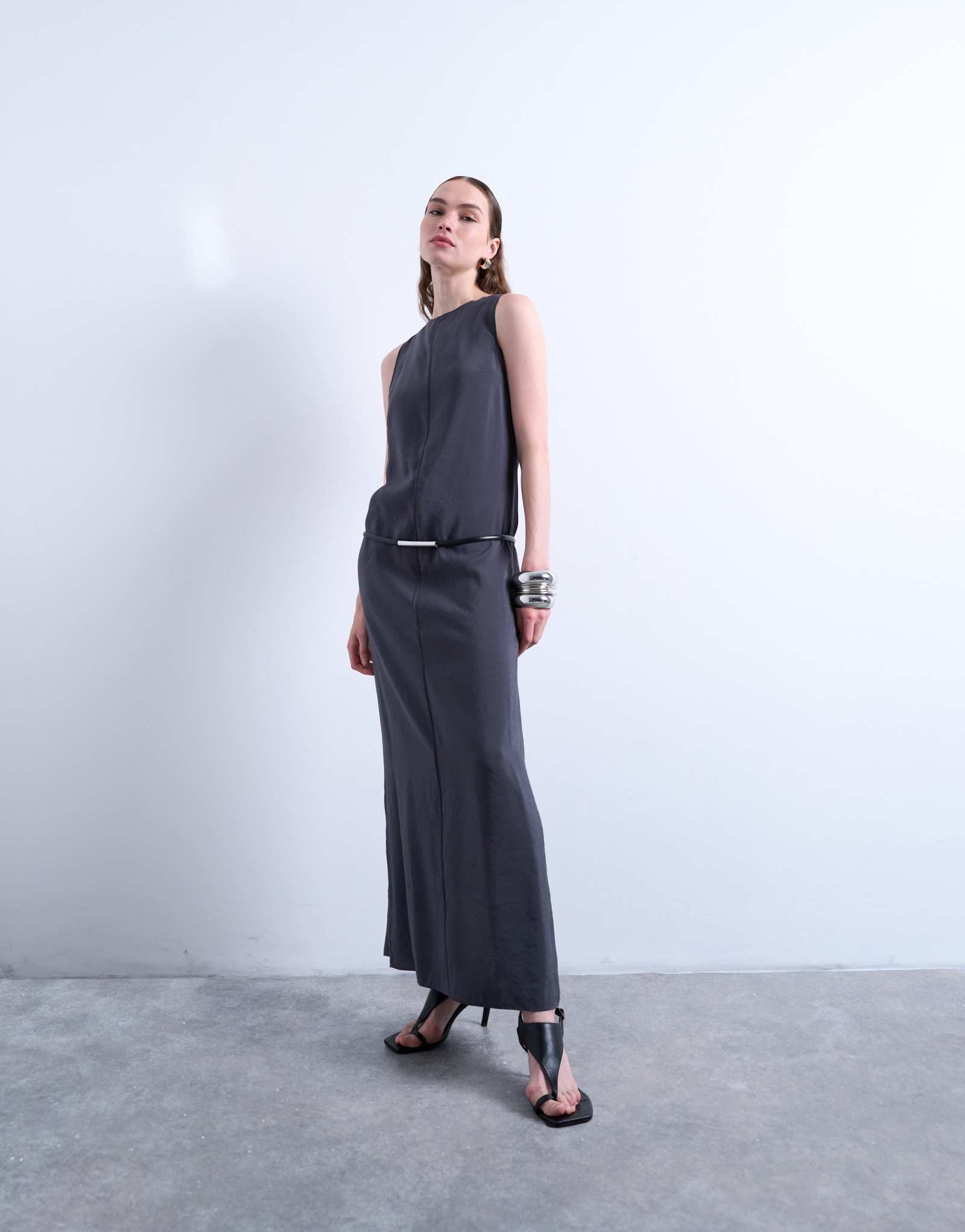 Купровое миди-платье с высоким вырезом и открытой спиной от Topshop цвета древесного угля
