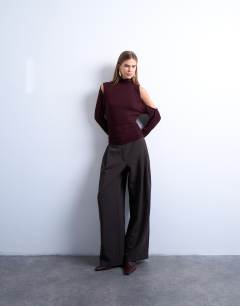 Model wearing High neck open shoulder long sleeve top in burgundy