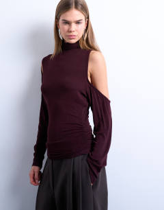 Model wearing High neck open shoulder long sleeve top in burgundy