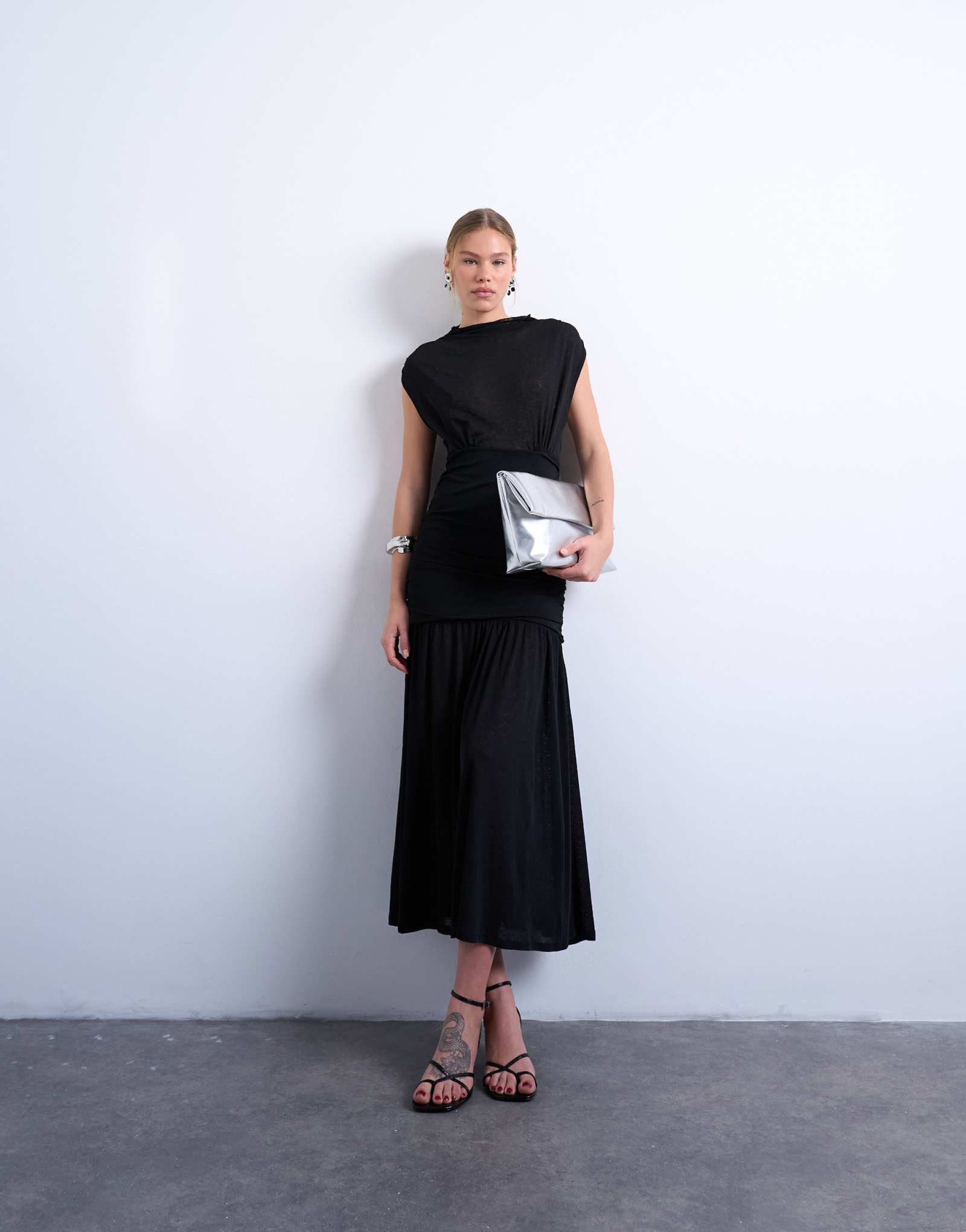 Черное макси-платье с высоким воротом и рюшами от Topshop