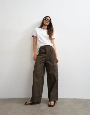 High rise barrel leg trousers with pleat in brown