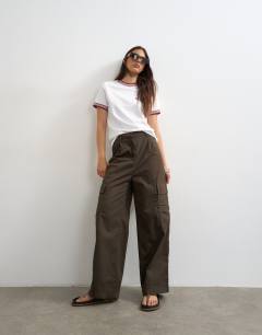 High rise barrel leg trousers with pleat in brown