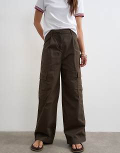 Model wearing High rise barrel leg trousers with pleat in brown