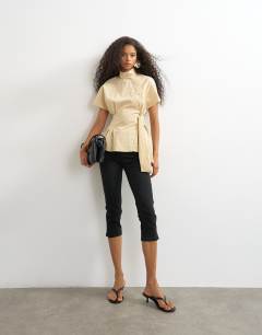 High rise capris jean in Black