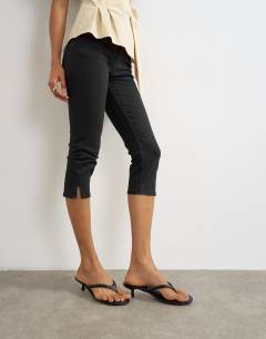 Model wearing High rise capris jean in Black