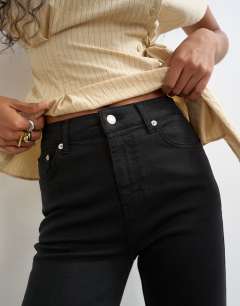 Model wearing High rise capris jean in Black