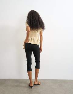 Model wearing High rise capris jean in Black