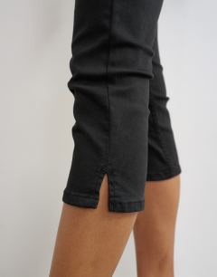Model wearing High rise capris jean in Black