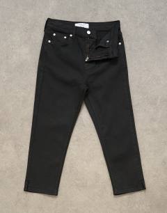 Model wearing High rise capris jean in Black