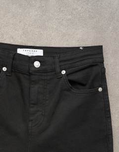 Model wearing High rise capris jean in Black