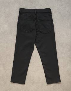 Model wearing High rise capris jean in Black