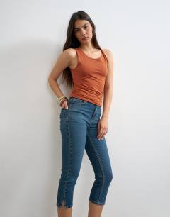 Model wearing High rise capris jean in vintage blue