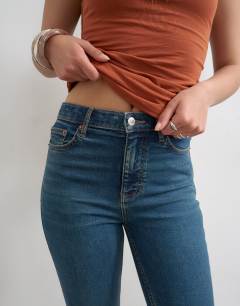 Model wearing High rise capris jean in vintage blue