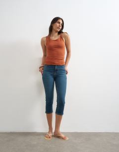 Model wearing High rise capris jean in vintage blue