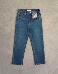 Model wearing High rise capris jean in vintage blue