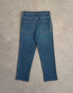 Model wearing High rise capris jean in vintage blue